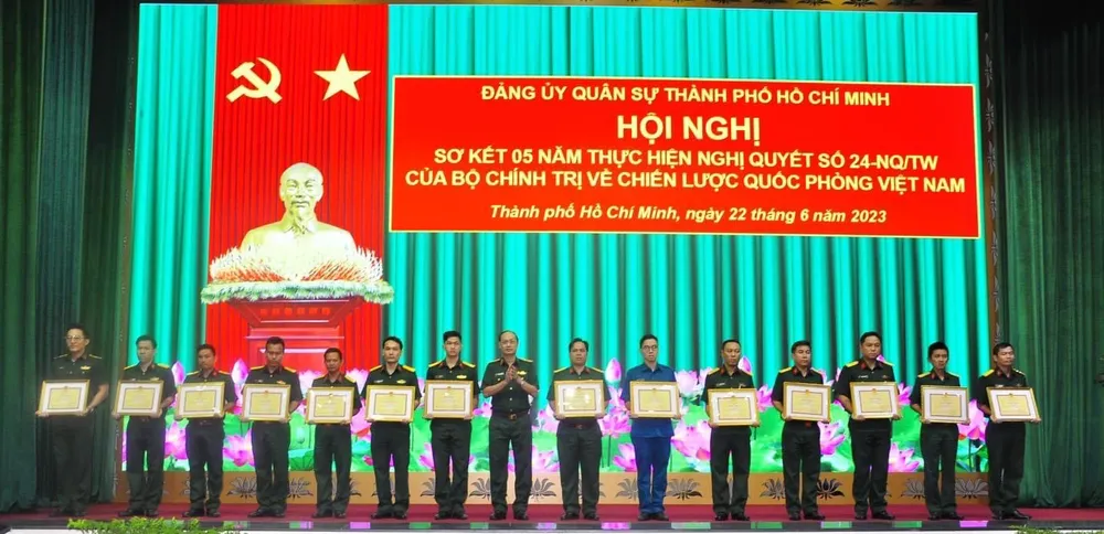 Trung tướng Nguyễn Văn Nam trao tặng giấy khen cho các tập thể tại hội nghị