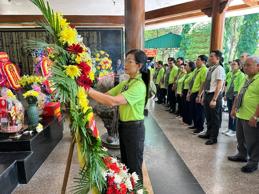 Phó Bí thư Thường trực Đảng ủy Khối Dân - Chính - Đảng TPHCM Nguyễn Thị Kim Dung dâng hoa tưởng nhớ 10 nữ anh hùng liệt sĩ Thanh niên xung phong tại Khu mộ 10 nữ anh hùng liệt sĩ Thanh niên xung phong. Ảnh: MAI TRỌNG NGHI