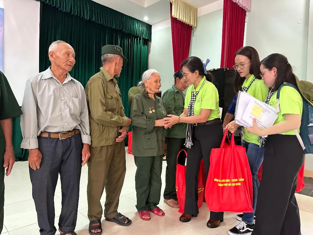 Phó Bí thư Thường trực Đảng ủy Khối Dân - Chính - Đảng TPHCM Nguyễn Thị Kim Dung trao quà tặng các cựu Thanh niên xung phong ở huyện Can Lộc, tỉnh Hà Tĩnh. Ảnh: MAI TRỌNG NGHI