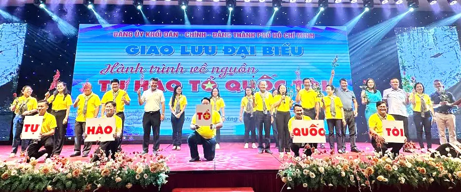 Giao lưu văn nghệ trong đêm gala tổng kết hành trình về nguồn "Tự hào Tổ quốc tôi" Giao lưu văn nghệ trong đêm gala tổng kết hành trình về nguồn "Tự hào Tổ quốc tôi"
