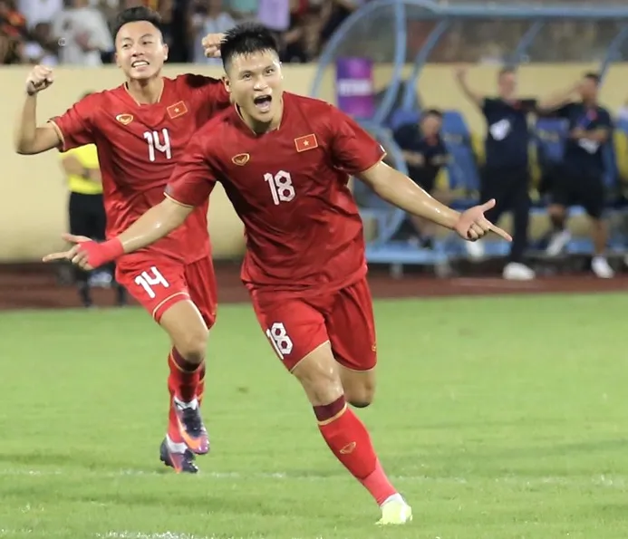 Tiền đạo trẻ Phạm Tuấn Hải (phải) tiến bộ vượt bậc nhờ được chơi bóng thường xuyên trong màu áo đội tuyển quốc gia. Ảnh: P.MINH