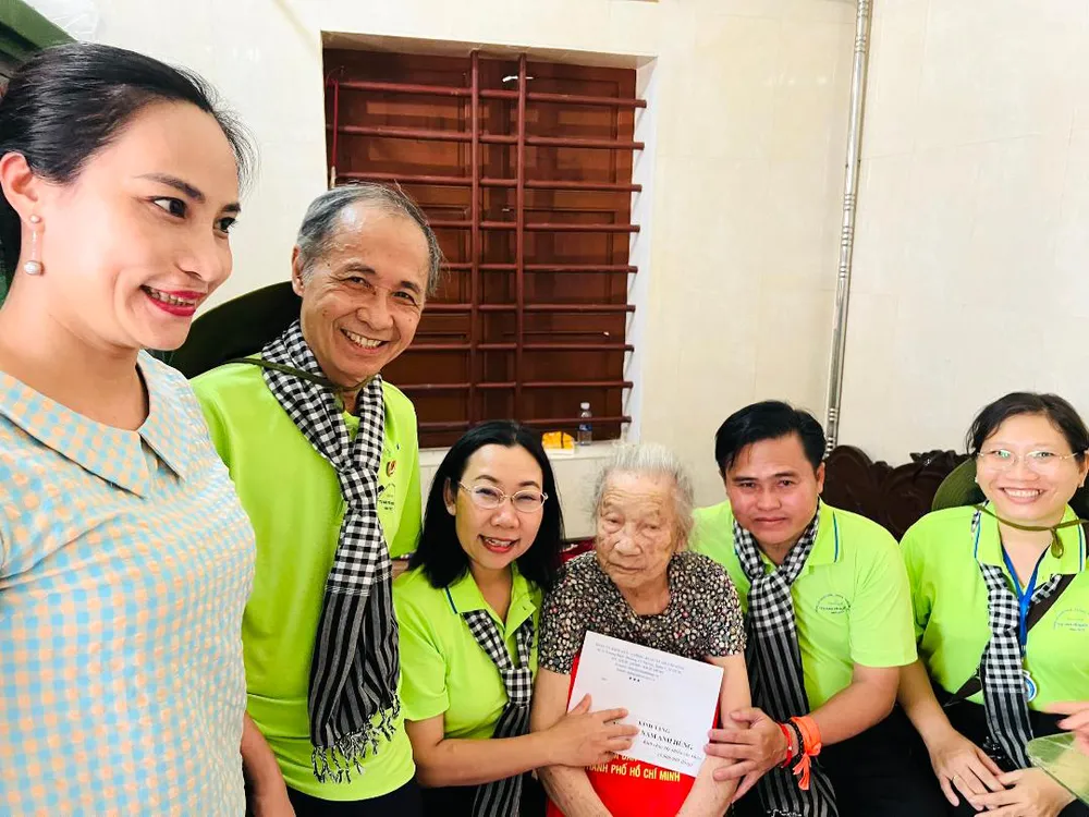 Phó Bí thư Đảng ủy Khối Dân - Chính - Đảng TPHCM Hàng Thị Thu Nga trao quà tặng Bà mẹ Việt Nam Anh hùng tại tỉnh Hà Tĩnh Phó Bí thư Đảng ủy Khối Dân - Chính - Đảng TPHCM Hàng Thị Thu Nga trao quà tặng Bà mẹ Việt Nam Anh hùng tại tỉnh Hà Tĩnh