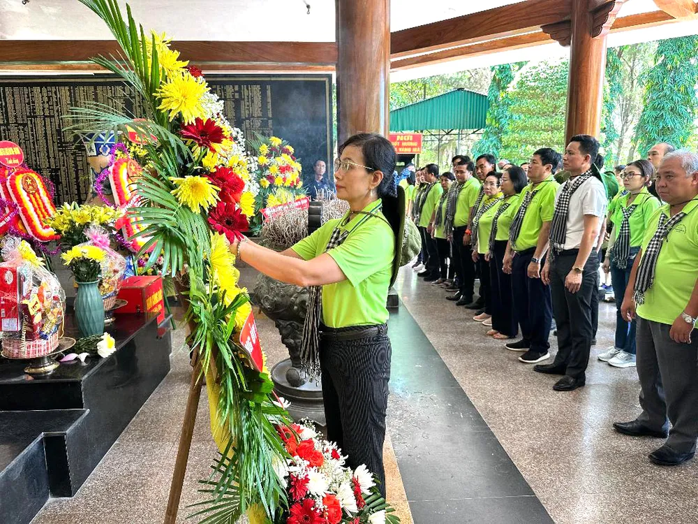 Phó Bí thư Thường trực Đảng ủy Khối Dân - Chính - Đảng TPHCM Nguyễn Thị Kim Dung dâng hoa tưởng niệm 10 nữ anh hùng liệt sĩ thanh niên xung phong Phó Bí thư Thường trực Đảng ủy Khối Dân - Chính - Đảng TPHCM Nguyễn Thị Kim Dung dâng hoa tưởng niệm 10 nữ anh hùng liệt sĩ thanh niên xung phong