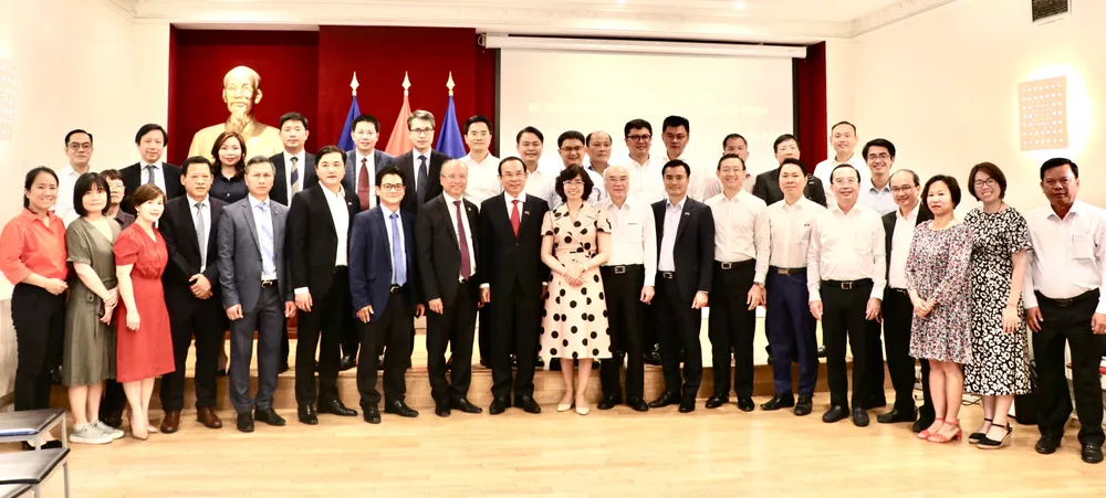 Đoàn cán bộ TPHCM và cán bộ, nhân viên Đại sứ quán Việt Nam tại Pháp