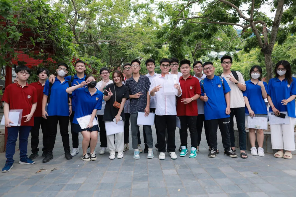 Thí sinh làm thủ tục dự thi tại Trường THPT Lương Thế Vinh, quận Cầu Giấy, Hà Nội, chiều 27-6. Ảnh: VIẾT CHUNG