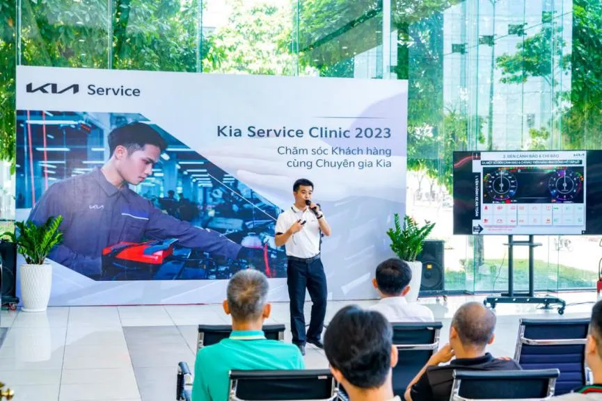 Khách hàng được cung cấp kiến thức cơ bản về các tính năng của xe và cách lái xe an toàn Khách hàng được cung cấp kiến thức cơ bản về các tính năng của xe và cách lái xe an toàn