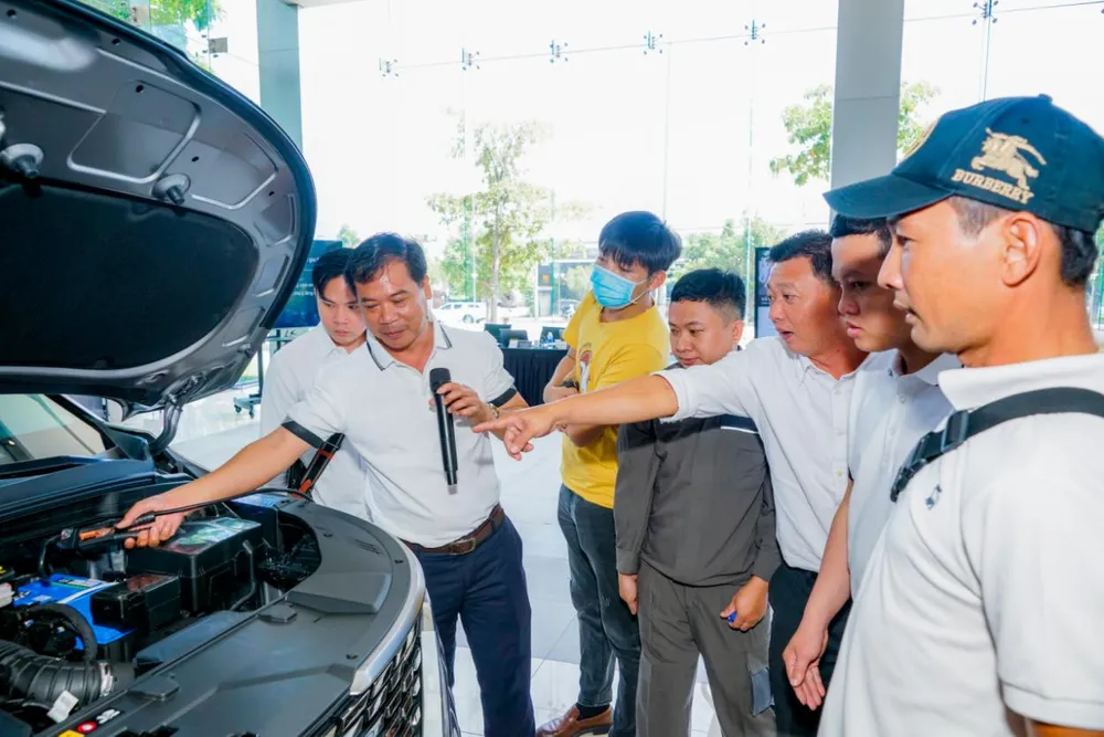 Chuyên gia hướng dẫn trực tiếp trên xe Chuyên gia hướng dẫn trực tiếp trên xe