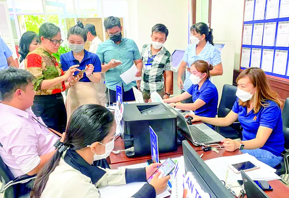 Người dân đăng ký chữ ký số tại UBND quận Phú Nhuận (TPHCM)