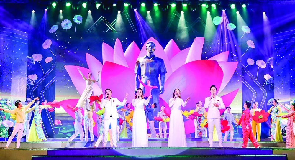 Tốp ca trình bày ca khúc "Tiếng hát từ Thành phố mang tên Người". Ảnh: DŨNG PHƯƠNG Tốp ca trình bày ca khúc "Tiếng hát từ Thành phố mang tên Người". Ảnh: DŨNG PHƯƠNG