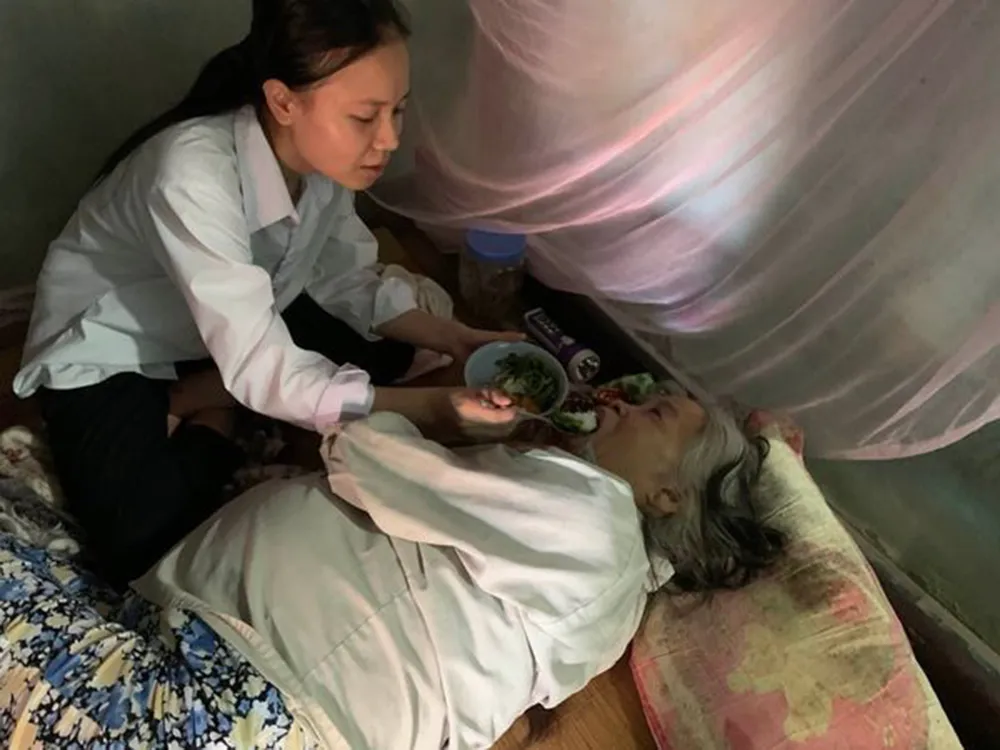 Hoàng Thị Hải Yến chăm mẹ nuôi lúc bà còn sống Hoàng Thị Hải Yến chăm mẹ nuôi lúc bà còn sống