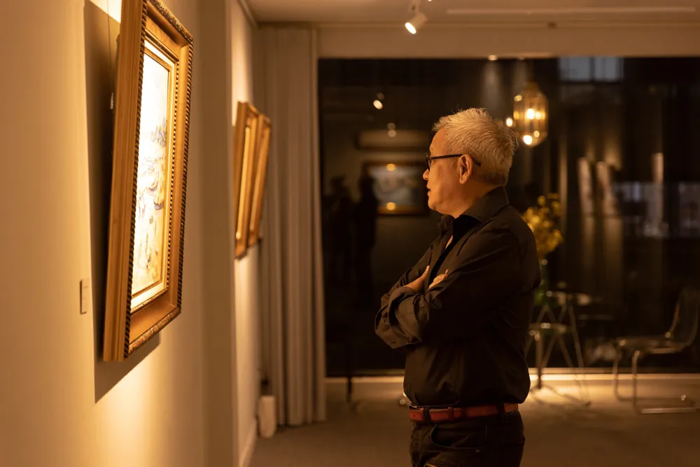 Khách tham quan triển lãm tại Vy Gallery