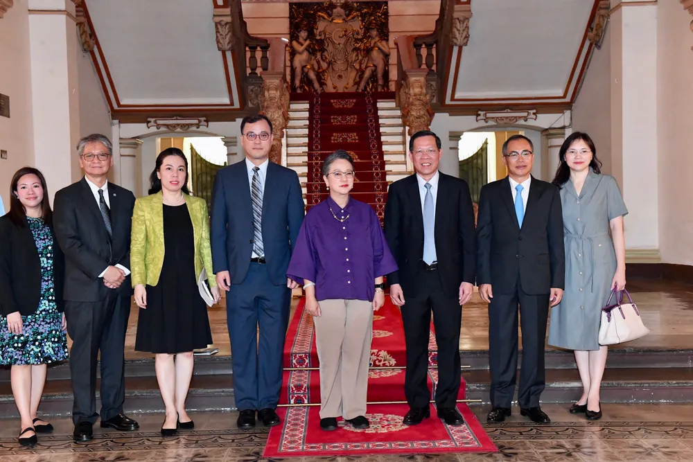 Chủ tịch UBND TPHCM Phan Văn Mãi chụp hình lưu niệm cùng bà Armida Salsiah Alisjahbana, Phó Tổng Thư ký LHQ kiêm Thư ký Điều hành Ủy ban Kinh tế và Xã hội khu vực châu Á – Thái Bình Dương và các đại biểu. Ảnh: VIỆT DŨNG Chủ tịch UBND TPHCM Phan Văn Mãi chụp hình lưu niệm cùng bà Armida Salsiah Alisjahbana, Phó Tổng Thư ký LHQ kiêm Thư ký Điều hành Ủy ban Kinh tế và Xã hội khu vực châu Á – Thái Bình Dương và các đại biểu. Ảnh: VIỆT DŨNG