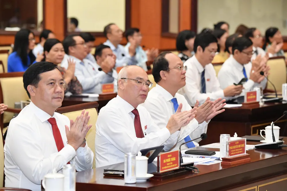 Các đồng chí lãnh đạo tại phiên bế mạc. Ảnh: VIỆT DŨNG