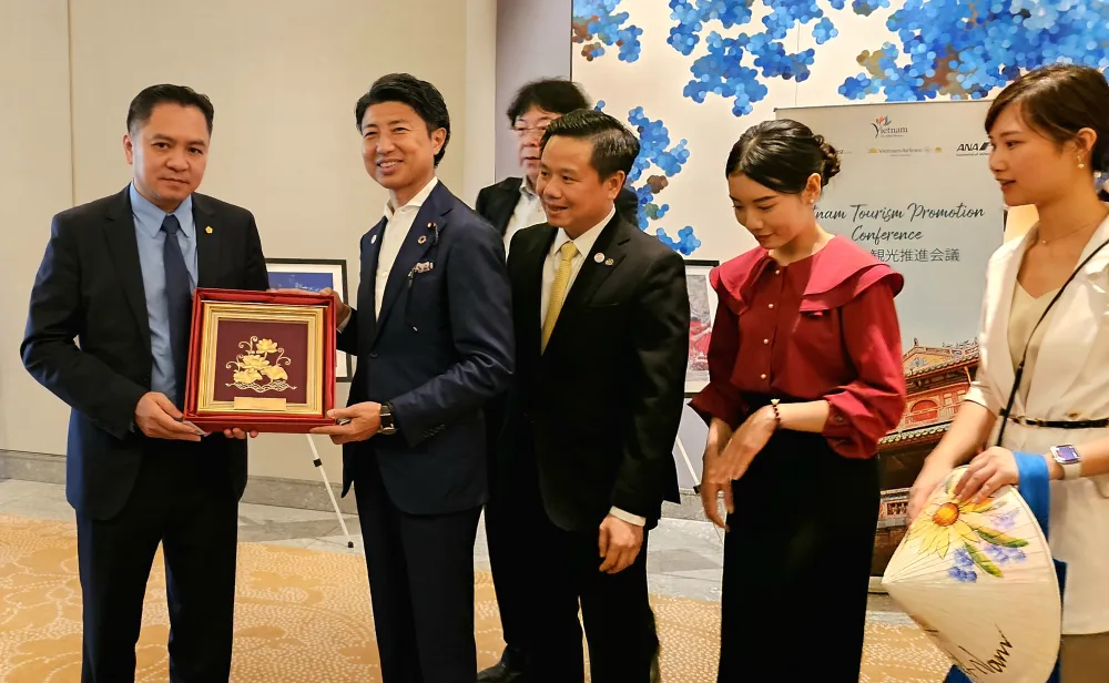 Ông Phạm Huy Bình, Chủ tịch Saigontourist Group (bên trái) tặng quà lưu niệm Hạ nghị sĩ Aoyagi Yoichiro Ông Phạm Huy Bình, Chủ tịch Saigontourist Group (bên trái) tặng quà lưu niệm Hạ nghị sĩ Aoyagi Yoichiro