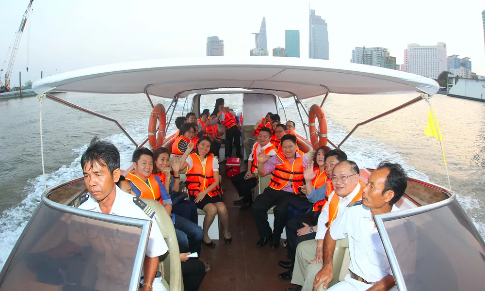 Khách trải nghiệm buýt đường sông ở TPHCM. Ảnh: HOÀNG HÙNG Khách trải nghiệm buýt đường sông ở TPHCM. Ảnh: HOÀNG HÙNG