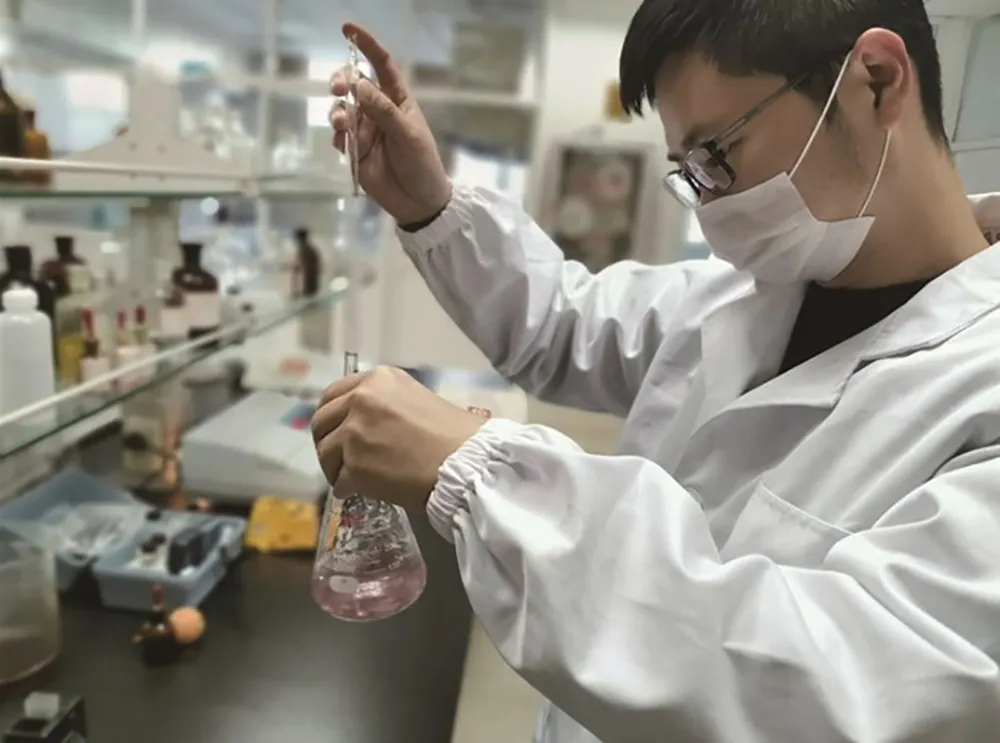 Các nhà khoa học làm việc trong phòng thí nghiệm Các nhà khoa học làm việc trong phòng thí nghiệm