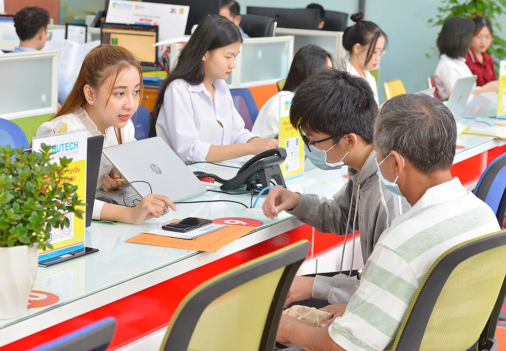 Thí sinh nộp hồ sơ xét tuyển tại Trường đại học Công nghệ TPHCM (HUTECH), sáng 19-7. Ảnh: CAO THĂNG Thí sinh nộp hồ sơ xét tuyển tại Trường đại học Công nghệ TPHCM (HUTECH), sáng 19-7. Ảnh: CAO THĂNG