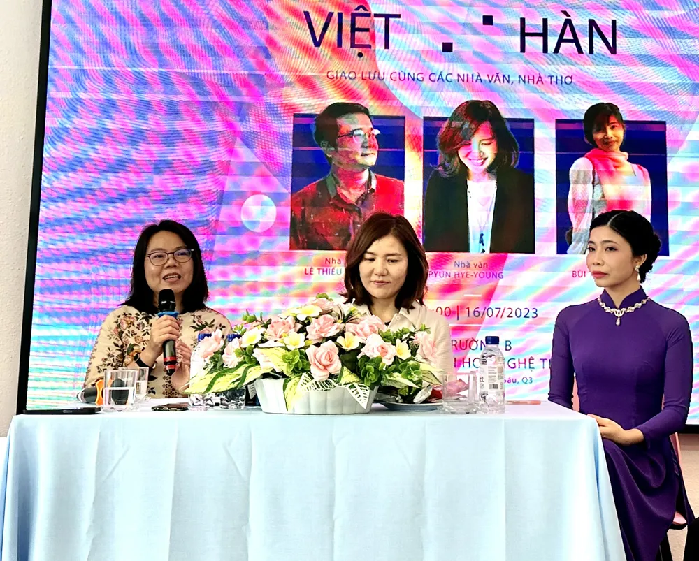 Nhà văn Pyun Hye-young (giữa) cùng các tác giả của TPHCM tại chương trình Gặp gỡ văn chương Việt - Hàn Nhà văn Pyun Hye-young (giữa) cùng các tác giả của TPHCM tại chương trình Gặp gỡ văn chương Việt - Hàn