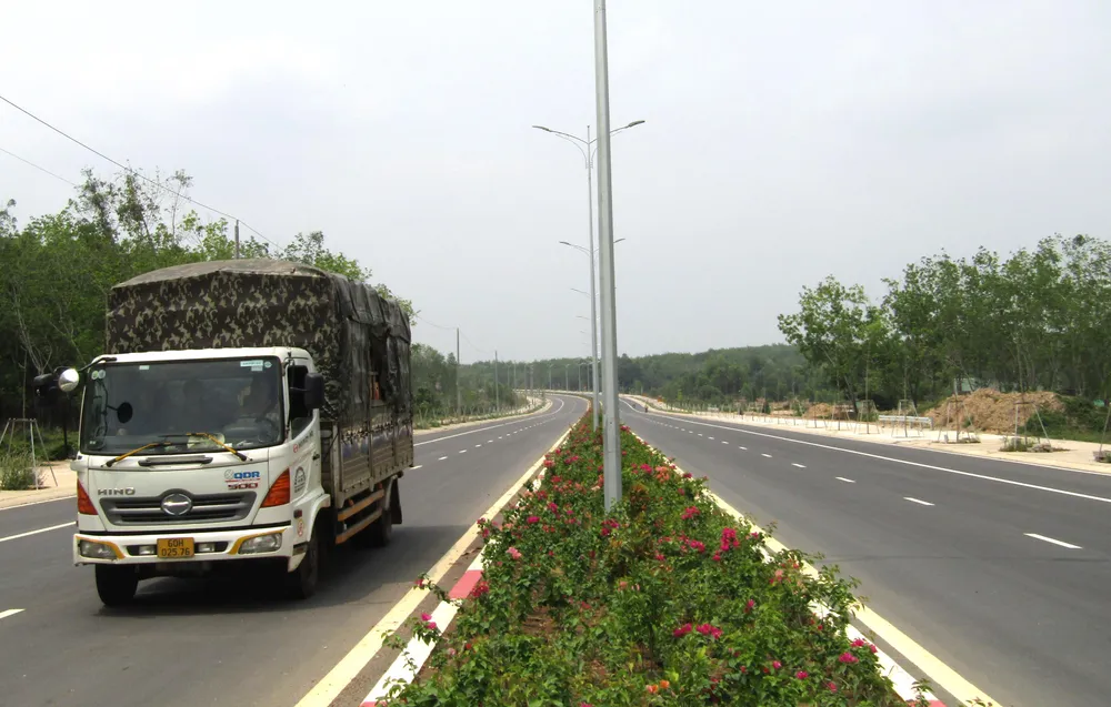 Tuyến HL 502 nối huyện Bắc Tân Uyên và huyện Phú Giáo, tỉnh Bình Dương được đầu tư khá đồng bộ, hiện đại Tuyến HL 502 nối huyện Bắc Tân Uyên và huyện Phú Giáo, tỉnh Bình Dương được đầu tư khá đồng bộ, hiện đại