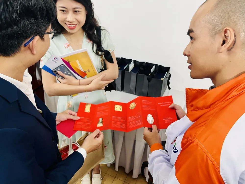 Đại diện tỉnh Chungcheongnam - do giới thiệu đến khách mời vương triều cổ đại Baekje in trên tấm bưu thiếp đỏ mạ vàng