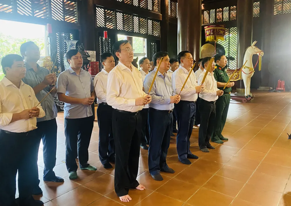 Trưởng Ban Tuyên giáo Trung ương Nguyễn Trọng Nghĩa cùng các đồng chí trong đoàn công tác dâng hương tại Đền tưởng niệm các Vua Hùng Trưởng Ban Tuyên giáo Trung ương Nguyễn Trọng Nghĩa cùng các đồng chí trong đoàn công tác dâng hương tại Đền tưởng niệm các Vua Hùng