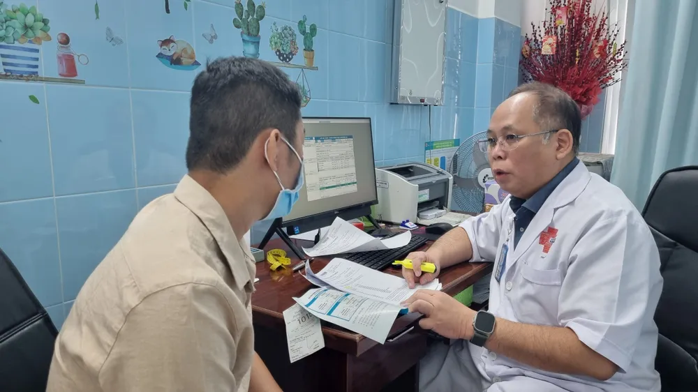TS-BS Mai Bá Tiến Dũng đang thăm khám và tư vấn cho bệnh nhân