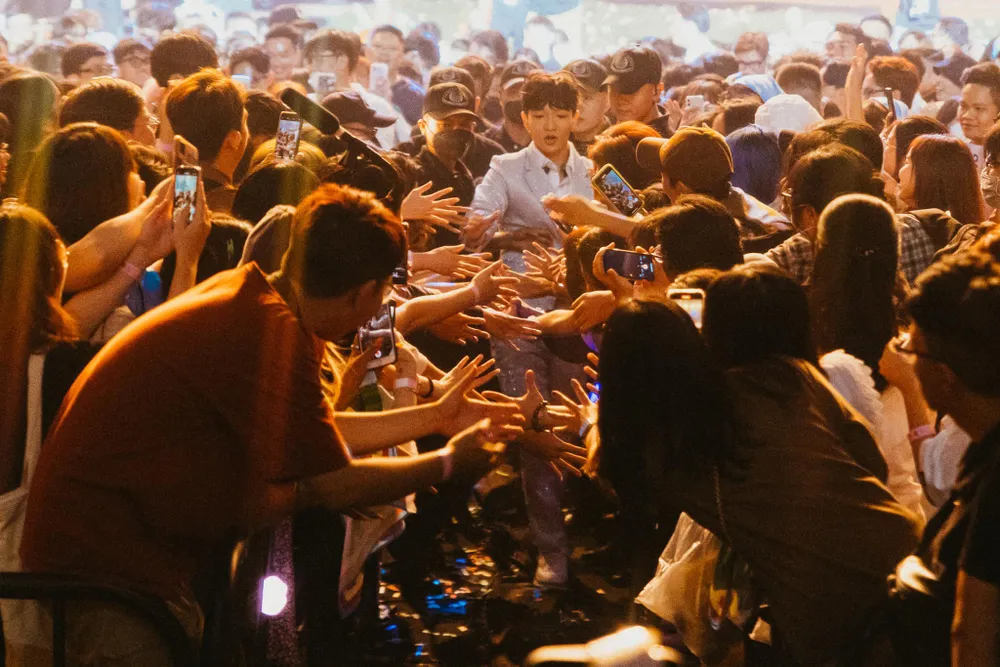 Hàng ngàn bạn trẻ tại đêm nhạc của Hoàng Dũng Hàng ngàn bạn trẻ tại đêm nhạc của Hoàng Dũng