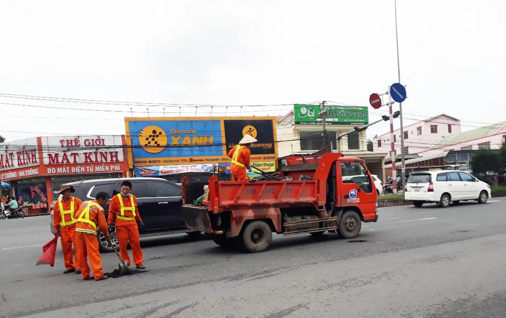 Công nhân duy tu, dặm vá đường trên Quốc lộ 51 đoạn giao với ngã ba Bến Gỗ (phường An Hòa, TP Biên Hòa)