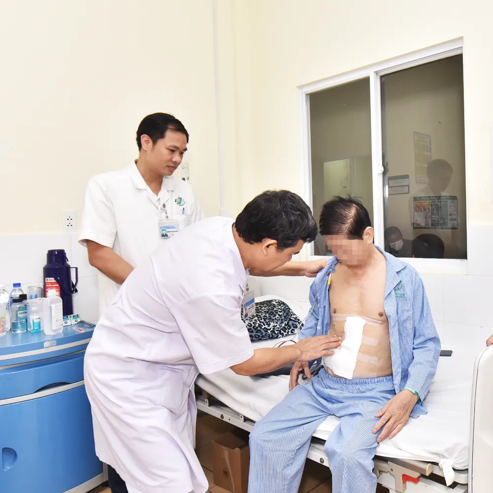 Bác sĩ đang thăm khám cho bệnh nhân