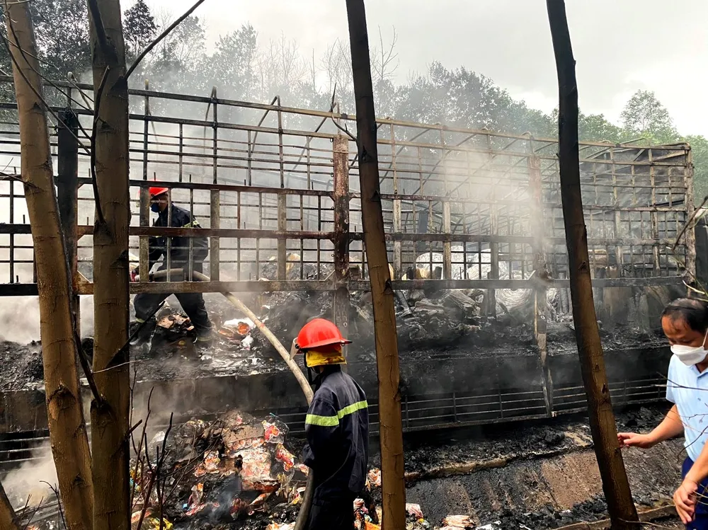 Hàng hóa trên xe tải bị thiêu rụi Hàng hóa trên xe tải bị thiêu rụi