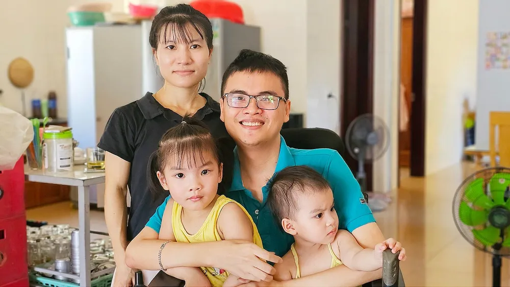 Hoàng Quang Duy cùng vợ và hai con nhỏ Hoàng Quang Duy cùng vợ và hai con nhỏ