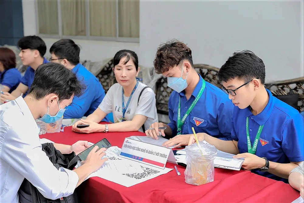 Tân sinh viên Trường ĐH Công nghiệp TPHCM được hướng dẫn đăng ký chỗ ở trong ký túc xá Tân sinh viên Trường ĐH Công nghiệp TPHCM được hướng dẫn đăng ký chỗ ở trong ký túc xá