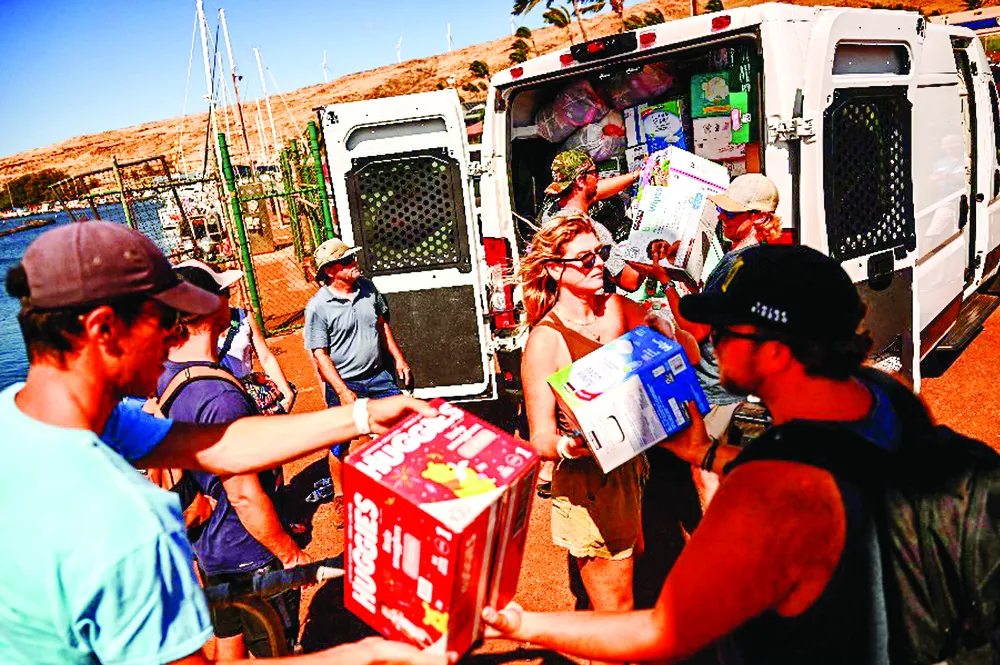 Nhân viên tình nguyện chuyển hàng cứu trợ người dân bị mất nhà cửa trong thảm họa cháy rừng ở Hawaii