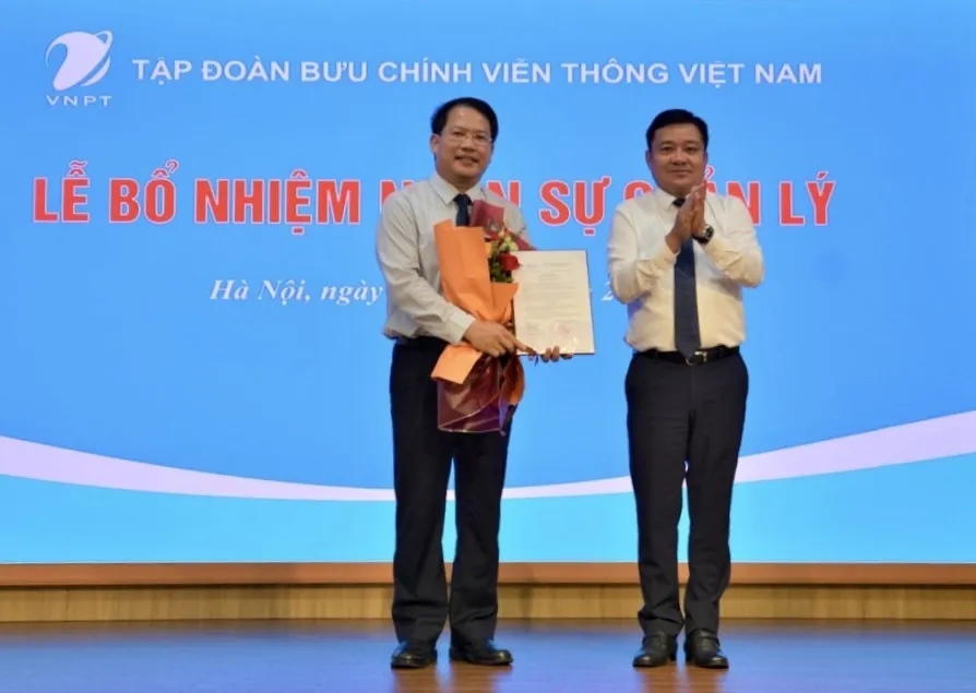 Ông Nguyễn Văn Tấn (bên trái) nhận nhiệm vụ Tổng giám đốc VNPT VinaPhone