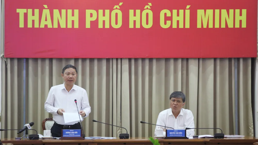 Phó Chủ tịch UBND TPHCM Dương Anh Đức (đứng, bìa trái) phát biểu tại buổi làm việc