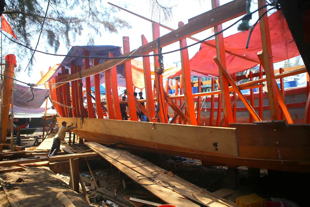 Ngư dân Quảng Bình hoán cải, nâng cấp tàu thuyền