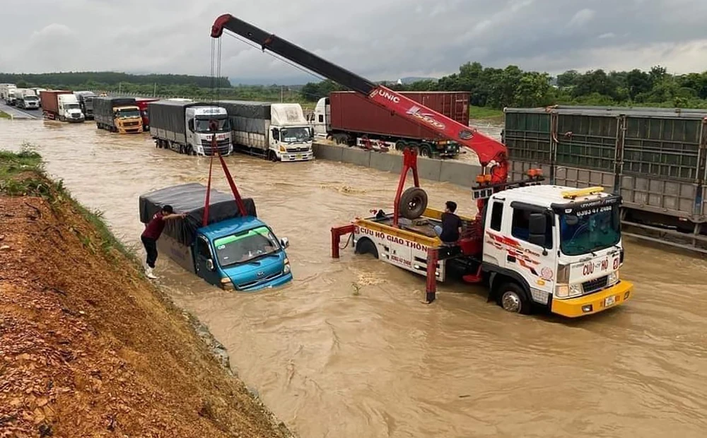 Đường cao tốc Phan Thiết - Dầu Giây bị ngập ngày 29-7. Ảnh: NGUYỄN TIẾN