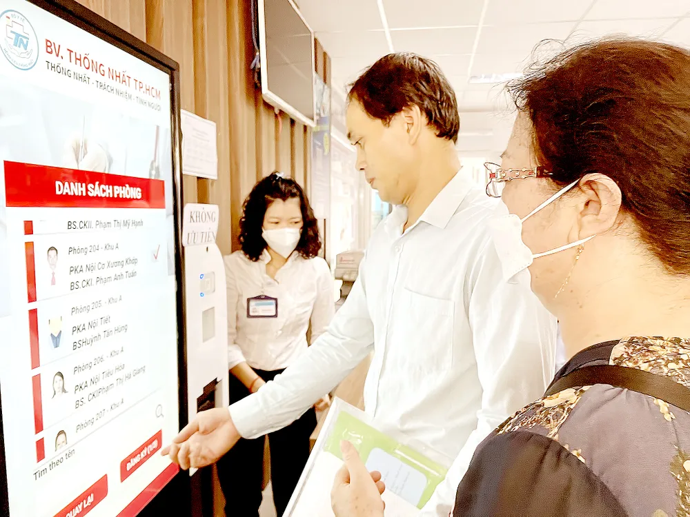 Người dân đăng ký khám chữa bệnh dịch vụ tại Bệnh viện Thống Nhất