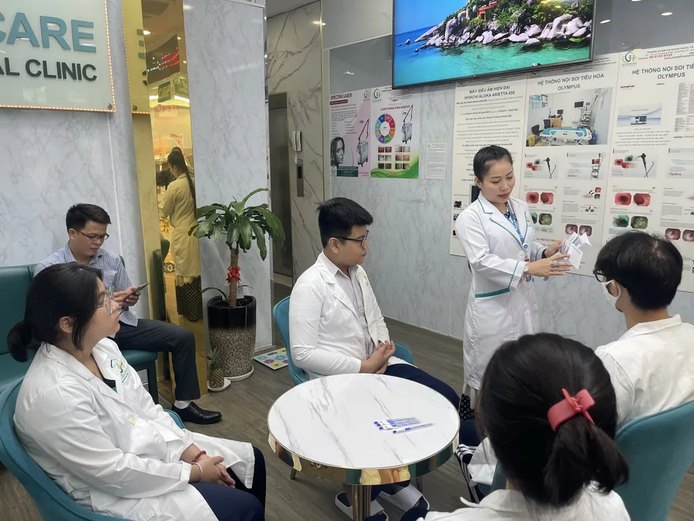 Du khách nhỏ tuổi trải nghiệm tour “Em là bác sĩ” do Lữ hành Chim Cánh Cụt tổ chức