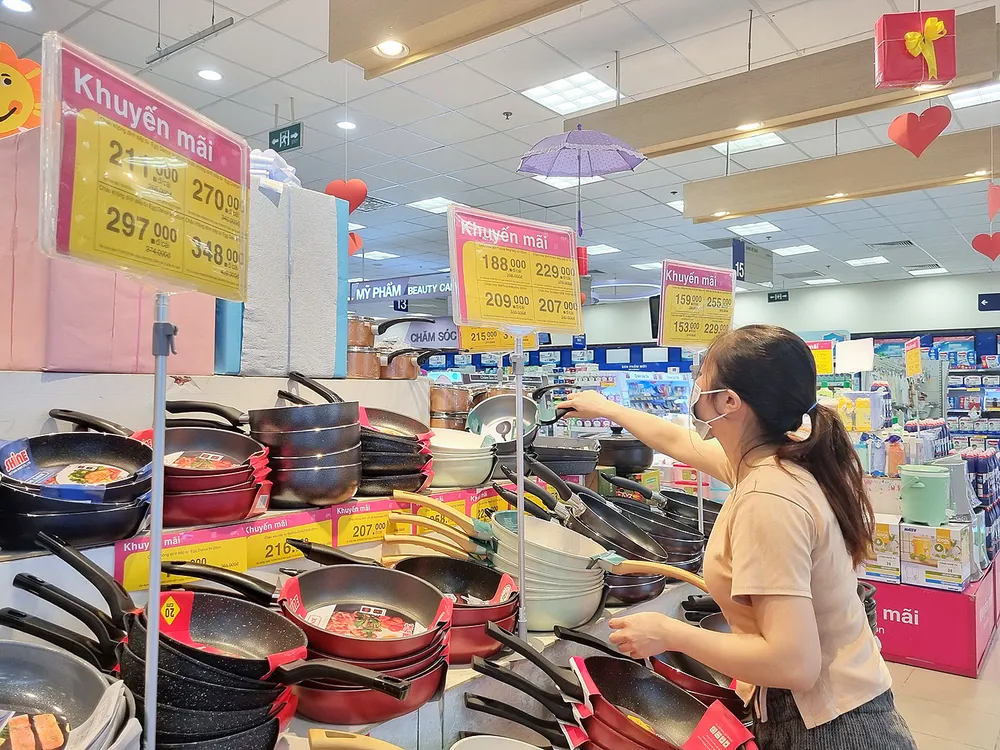 Người tiêu dùng chọn mua hàng Việt tại siêu thị Co.opmart Người tiêu dùng chọn mua hàng Việt tại siêu thị Co.opmart