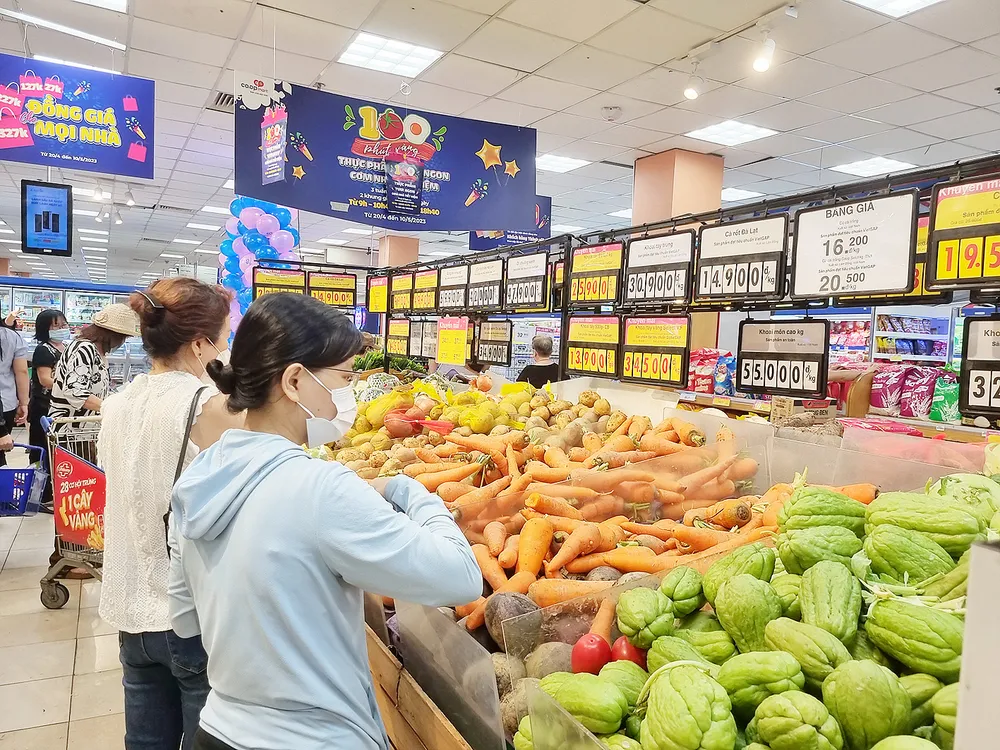 Khách hàng chọn mua nông sản tại siêu thị Co.opmart Khách hàng chọn mua nông sản tại siêu thị Co.opmart