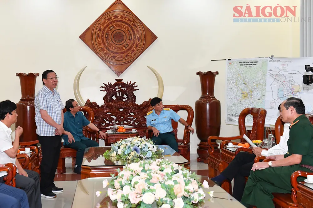 Chủ tịch UBND TPHCM Phan Văn Mãi phát biểu về chuyến bay khảo sát lập quy hoạch. Ảnh: VIỆT DŨNG Chủ tịch UBND TPHCM Phan Văn Mãi phát biểu về chuyến bay khảo sát lập quy hoạch. Ảnh: VIỆT DŨNG