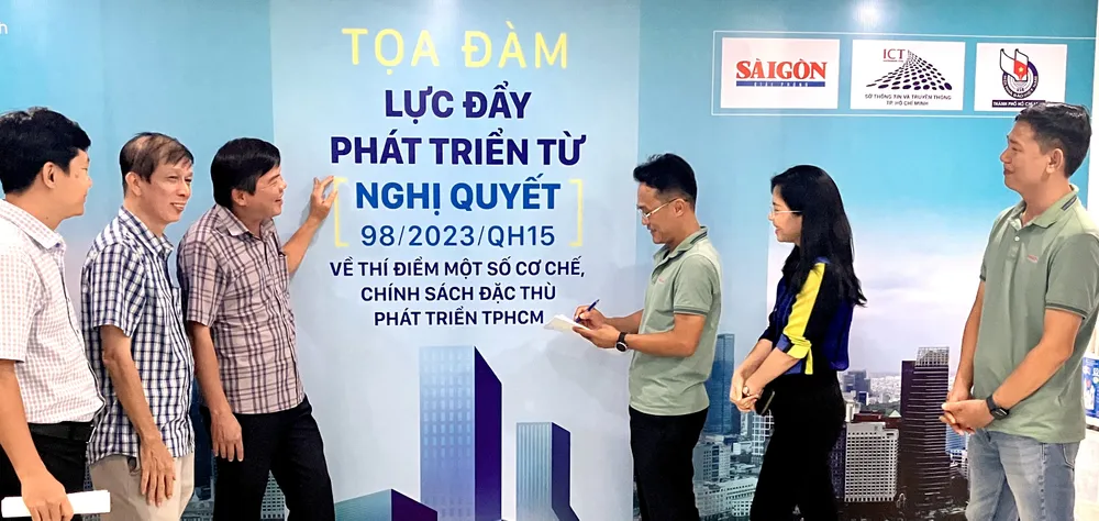 Đại diện Ban tổ chức kiểm tra công tác chuẩn bị tọa đàm, sáng 30-8. Ảnh: VĂN MINH