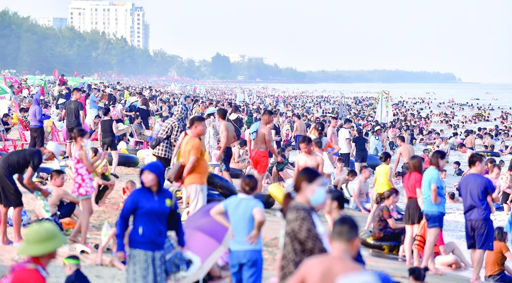 Bãi biển như Sầm Sơn (TP Sầm Sơn, Thanh Hóa) đông kín du khách dịp lễ 2-9. Ảnh: DUY CƯỜNG Bãi biển như Sầm Sơn (TP Sầm Sơn, Thanh Hóa) đông kín du khách dịp lễ 2-9. Ảnh: DUY CƯỜNG
