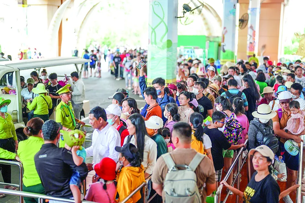 Người dân xếp hàng mua vé tại Khu du lịch Văn hóa Suối Tiên. Ảnh: THI HỒNG Người dân xếp hàng mua vé tại Khu du lịch Văn hóa Suối Tiên. Ảnh: THI HỒNG