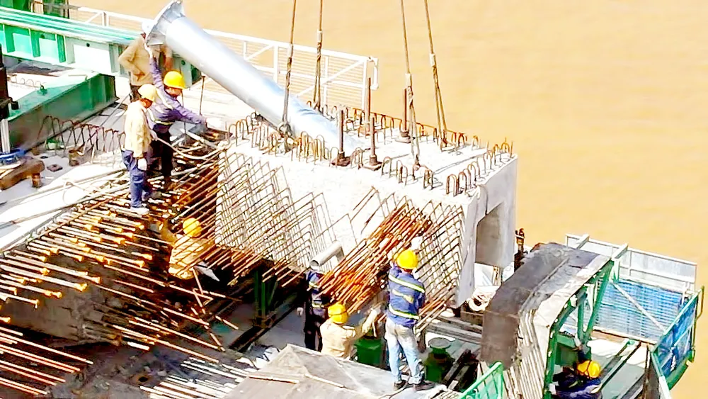 Các kỹ sư, công nhân thi công tại công trình cầu Mỹ Thuận 2 trong ngày 2-9