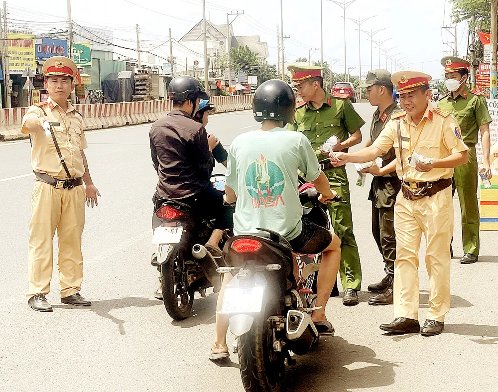 Phòng Cảnh sát giao thông Công an tỉnh Bình Phước tổ chức phát khăn lạnh, nước uống cho người dân về quê nghỉ lễ 2-9 Phòng Cảnh sát giao thông Công an tỉnh Bình Phước tổ chức phát khăn lạnh, nước uống cho người dân về quê nghỉ lễ 2-9