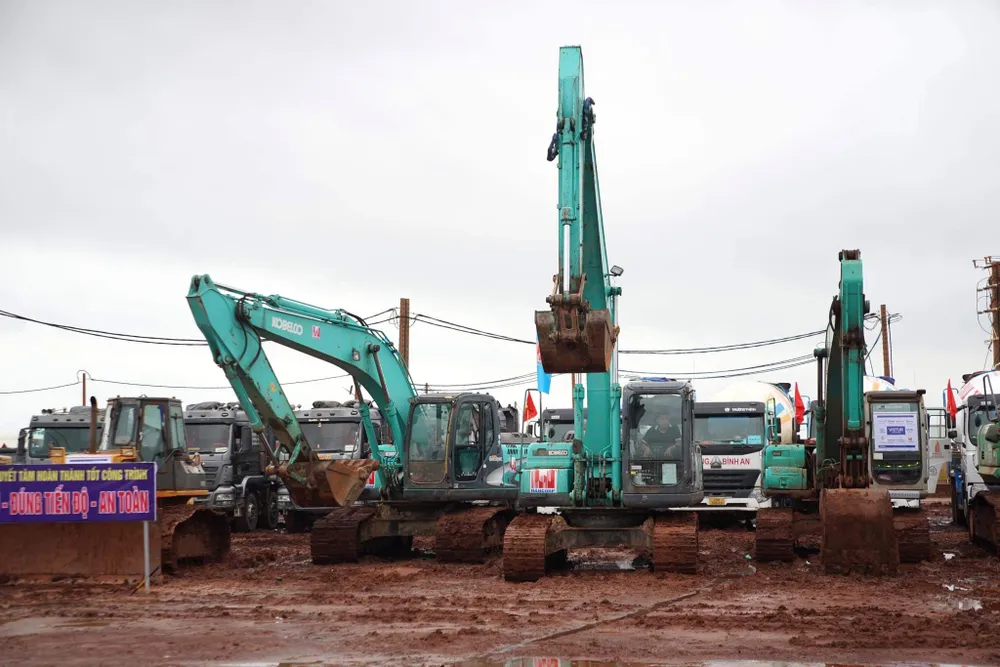 Ba gói thầu quan trọng với tổng mức đầu tư khoảng 53.000 tỷ đồng của hai dự án Cảng hàng không quốc tế Long Thành (Đồng Nai) và Cảng hàng không quốc tế Tân Sơn Nhất (TPHCM) đã được khởi công đồng loạt chiều 31-8 Ba gói thầu quan trọng với tổng mức đầu tư khoảng 53.000 tỷ đồng của hai dự án Cảng hàng không quốc tế Long Thành (Đồng Nai) và Cảng hàng không quốc tế Tân Sơn Nhất (TPHCM) đã được khởi công đồng loạt chiều 31-8