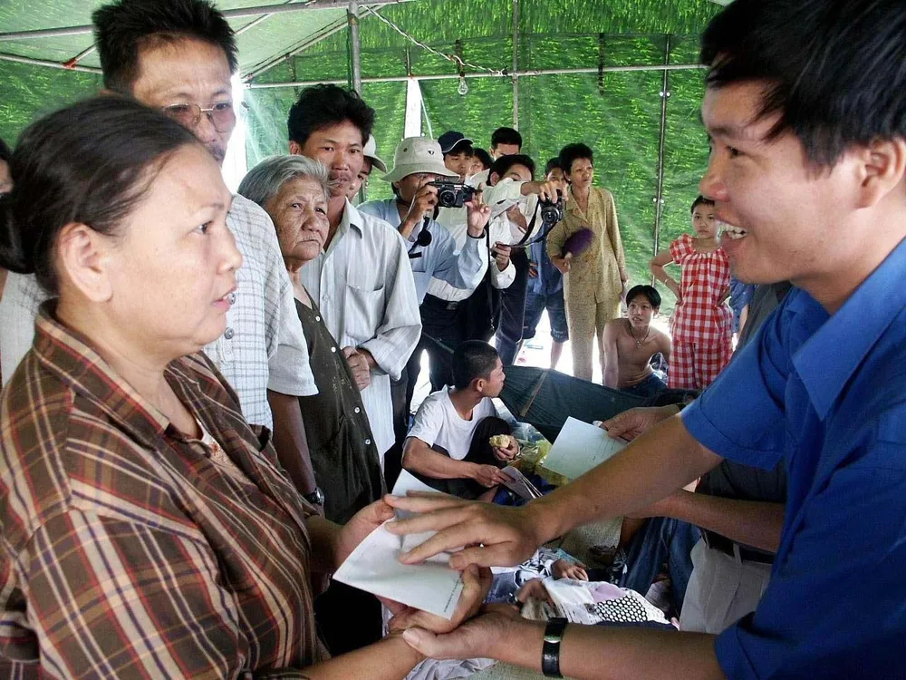 Đồng chí Võ Văn Thưởng (lúc còn là cán bộ lãnh đạo Thành đoàn TPHCM) đi thăm các gia đình nuôi quân tiêu biểu. Ảnh: TƯ LIỆU