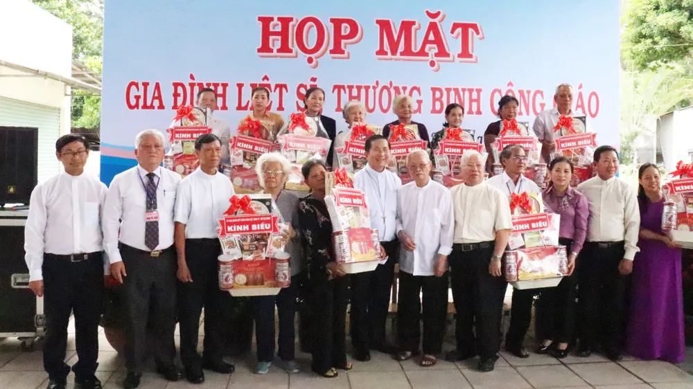 Ủy ban Đoàn kết Công giáo Việt Nam TPHCM tặng quà gia đình Công giáo là thương binh, liệt sĩ Ủy ban Đoàn kết Công giáo Việt Nam TPHCM tặng quà gia đình Công giáo là thương binh, liệt sĩ